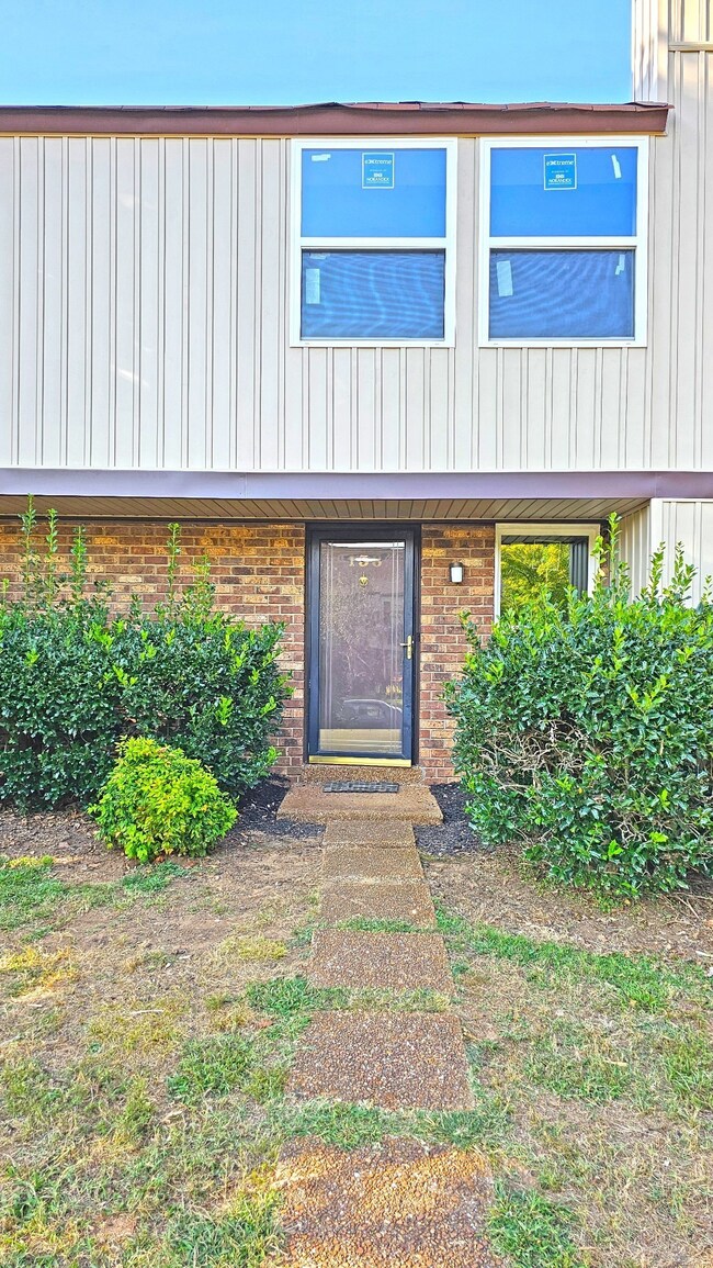 138 Saddle Tree Ct unit 138, Hermitage, TN 37076 - photo 2