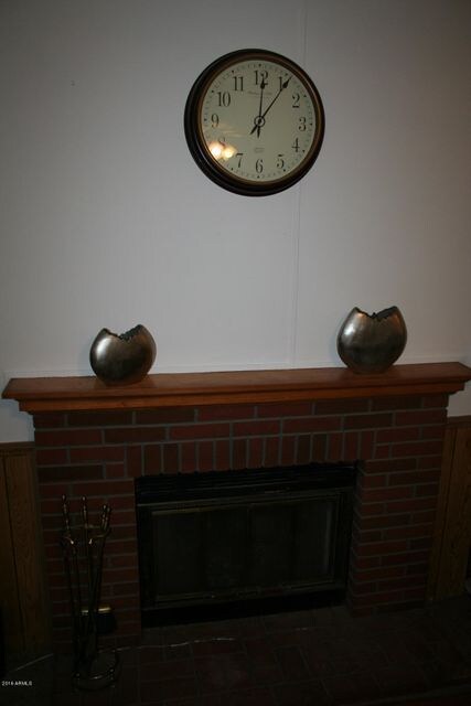Living room (fireplace 1)