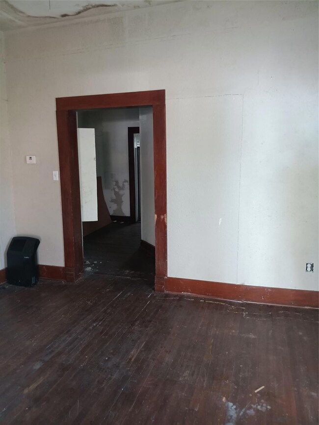 906 W Nelson St, Denison, TX 75020 - photo 2