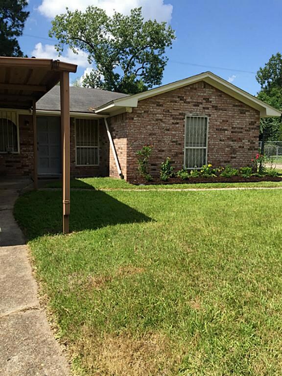 1402 W Donovan St, Houston, TX 77091 - photo 2