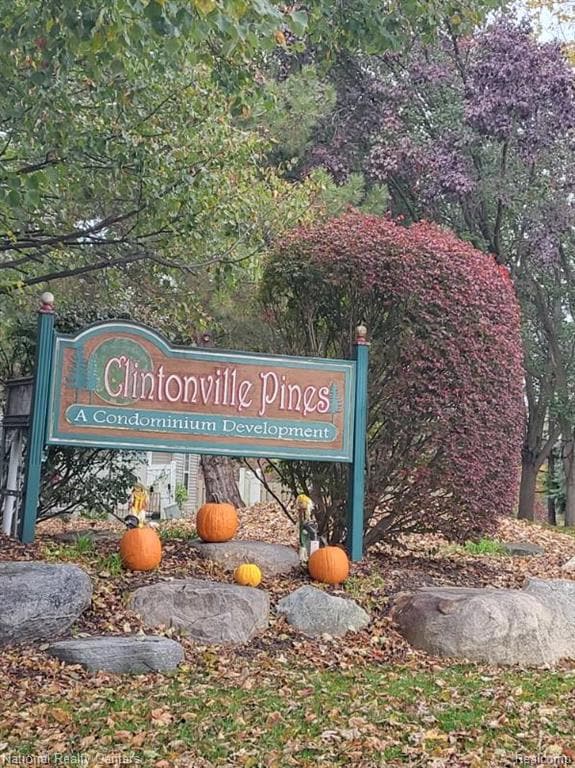 5028 Clintonville Pines Dr unit C16, Clarkston, MI 48346 - photo 2
