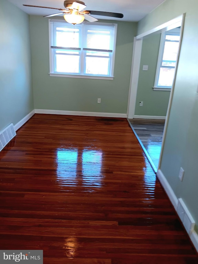 1027 Windsor Rd, Darby, PA 19023 - photo 4