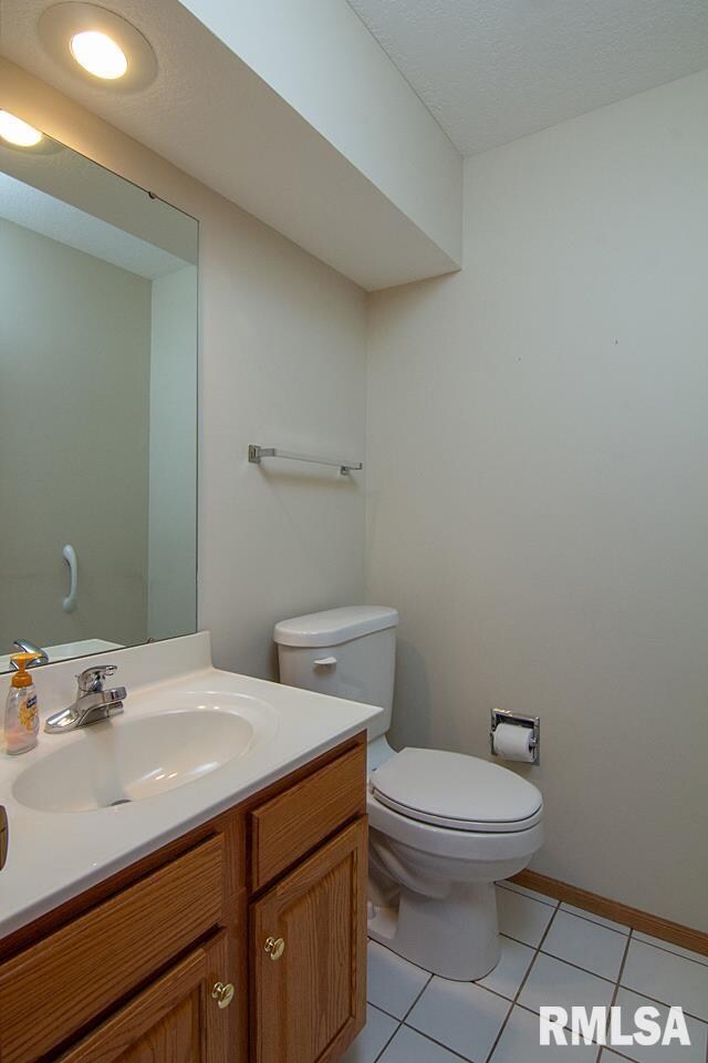 2246 W 43rd St, Davenport, IA 52806 - photo 5