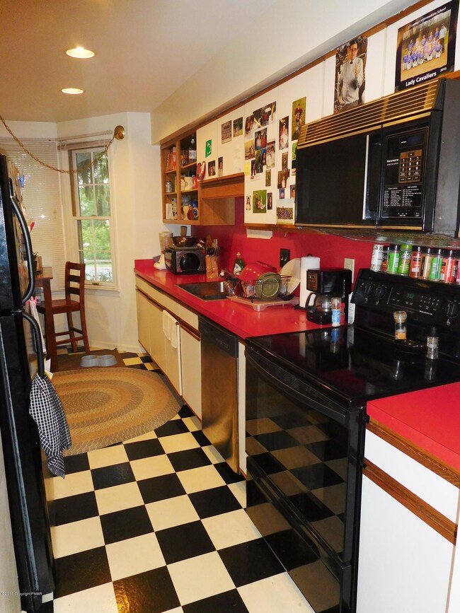 137 N 5th St, Stroudsburg, PA 18360 - photo 5