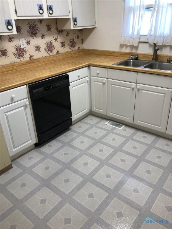 4150 Dahlia Dr, Toledo, OH 43611 - photo 5