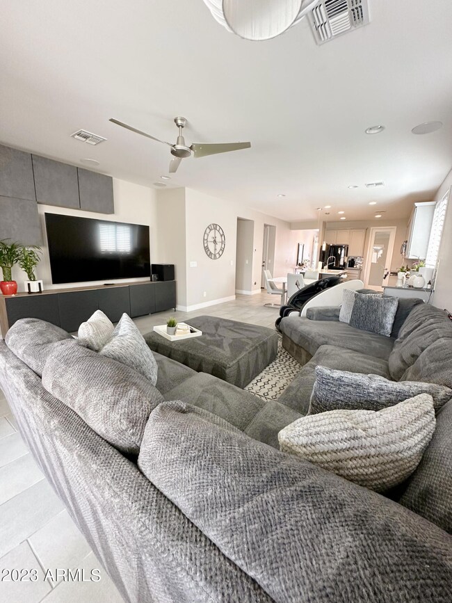06-Int-FamilyRoom
