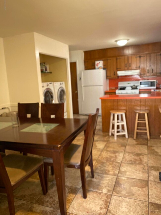 121 N 3rd St, Stroudsburg, PA 18360 - photo 3