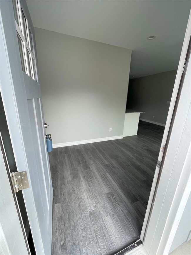 621-623 W Elm St, Denison, TX 75020 - photo 2