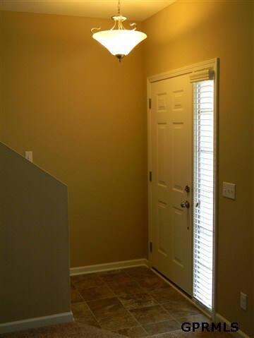 9' ceilings througout the main floor