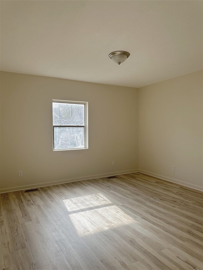 606 W 11th St, Connersville, IN 47331 - photo 5