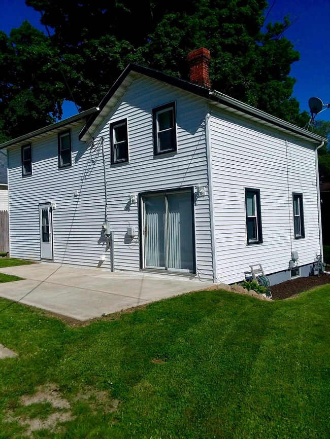 113 W Mechanic St, Rolling Prairie, IN 46371 - photo 2