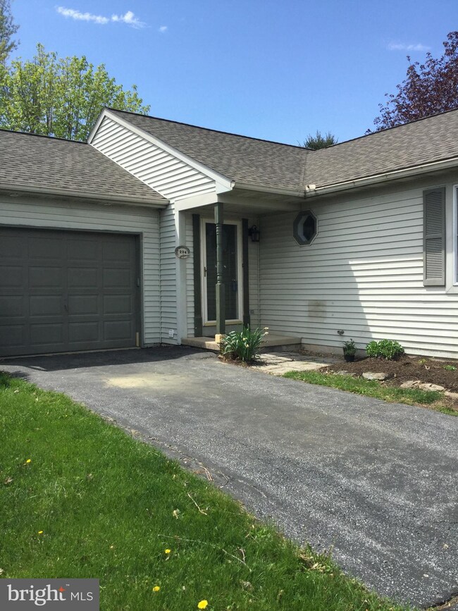 224 Elm Cir, New Holland, PA 17557 - photo 2