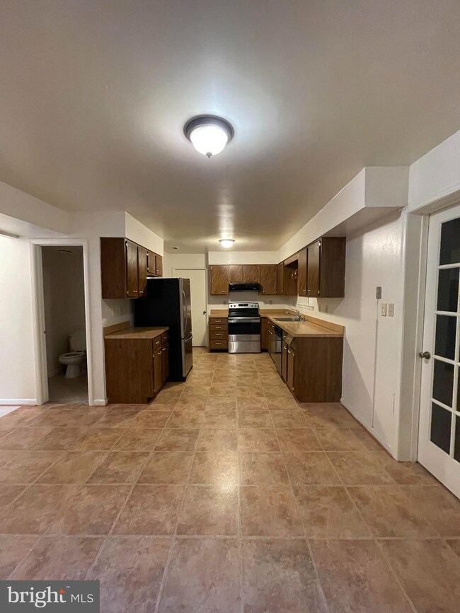 12804 Asbury Dr, Fort Washington, MD 20744 - photo 7