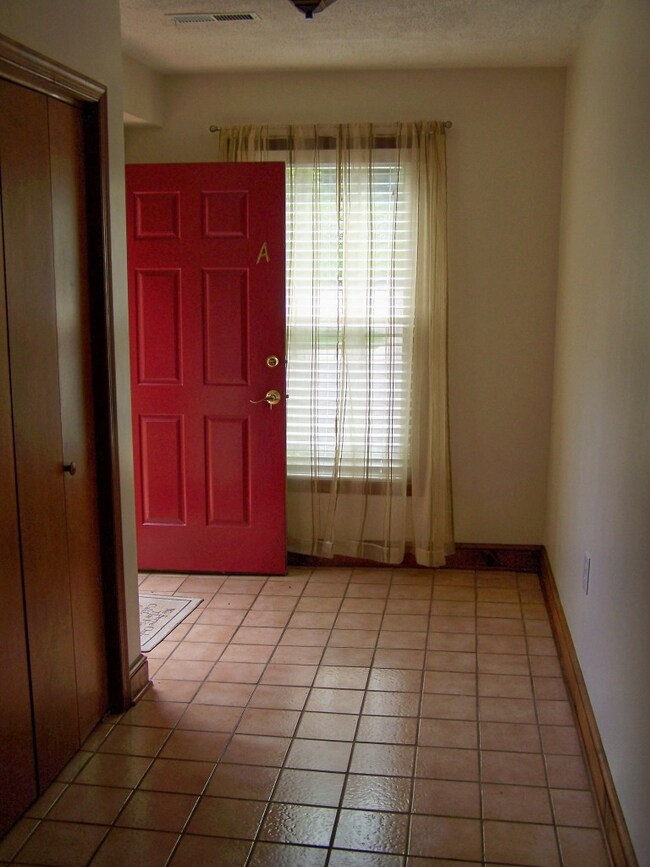 Entry Foyer w/ Large Coat Closet