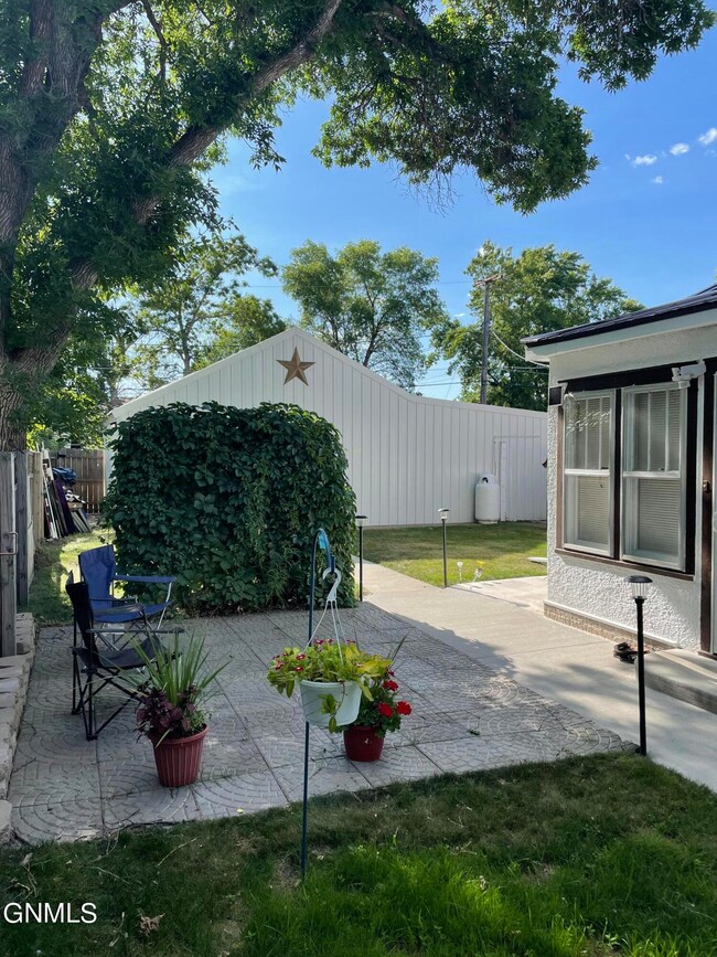 224 4th Ave SW, Jamestown, ND 58401 - photo 2