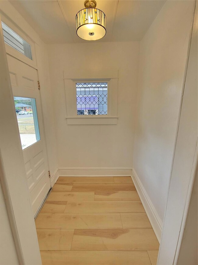 1122 W Gandy St, Denison, TX 75020 - photo 4