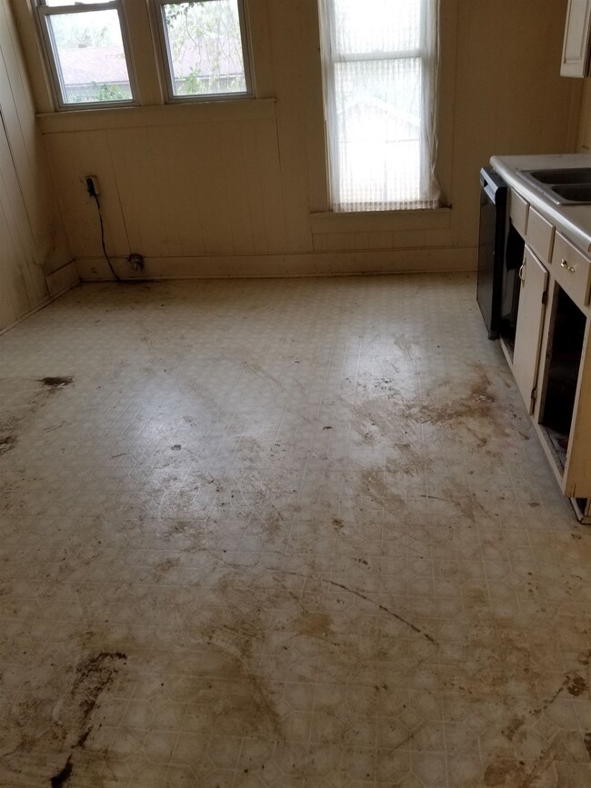 1411 E Walnut St, Petersburg, IN 47567 - photo 3