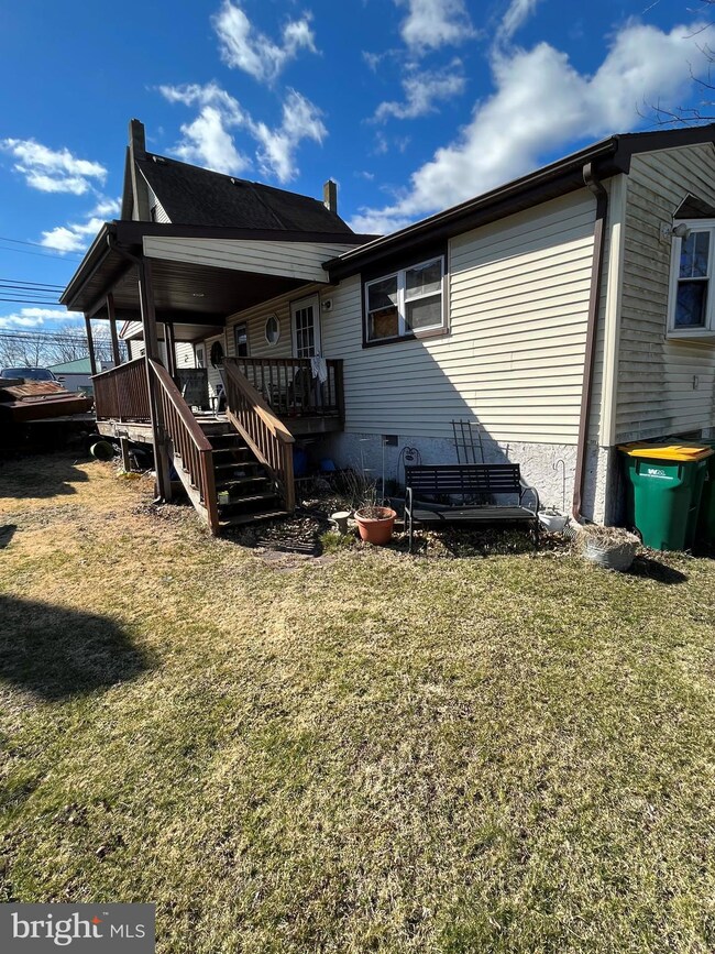 956 Main St, Pennsburg, PA 18073 - photo 2