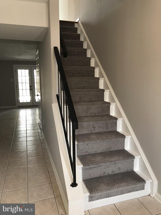 2565 Ambling Cir, Crofton, MD 21114 - photo 2