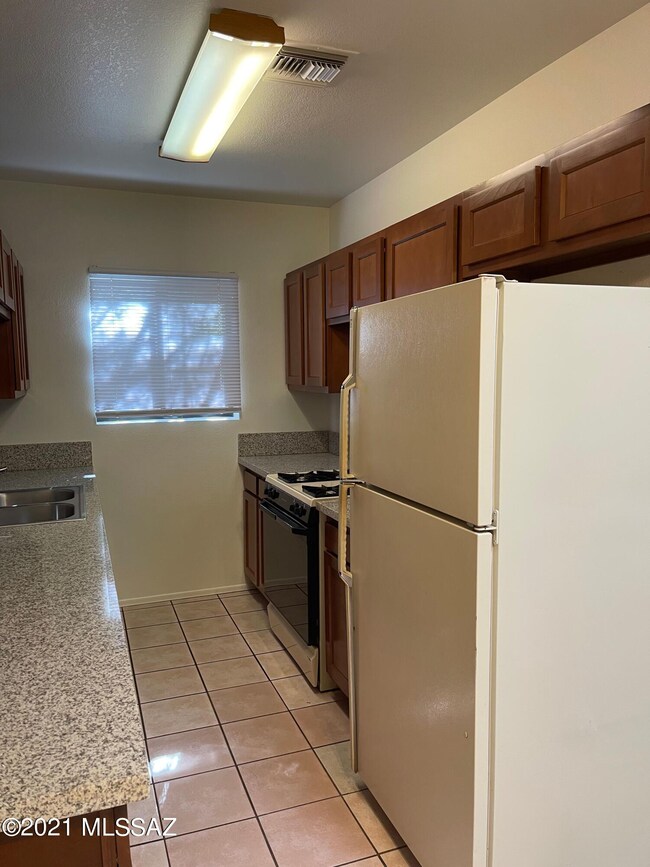 1205 E Greenlee Rd unit 3, Tucson, AZ 85719 - photo 2