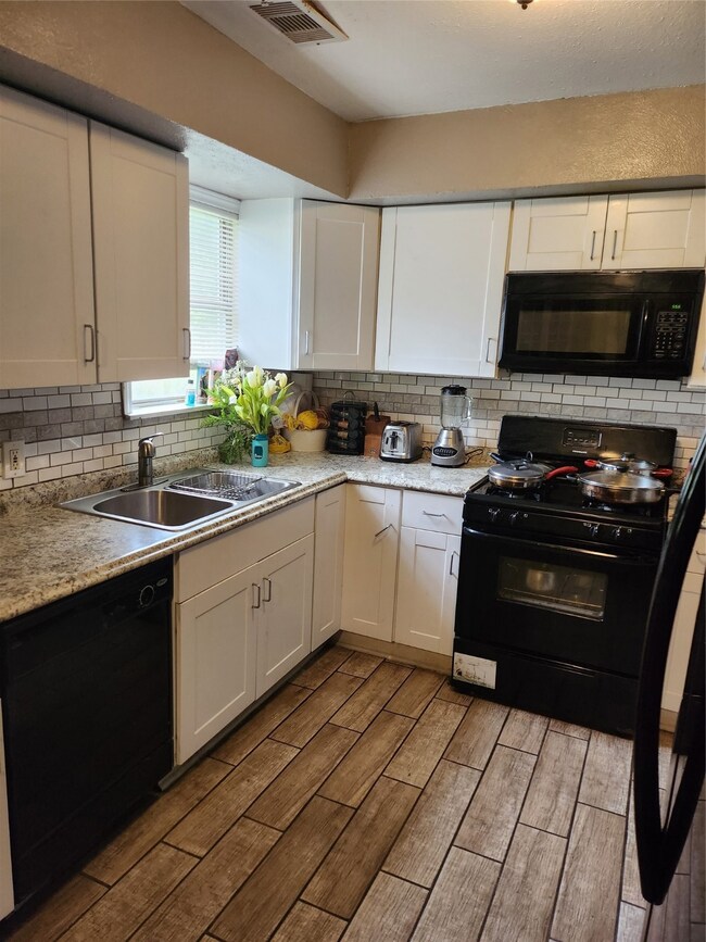 1018 Saint Clair St, Houston, TX 77088 - photo 4