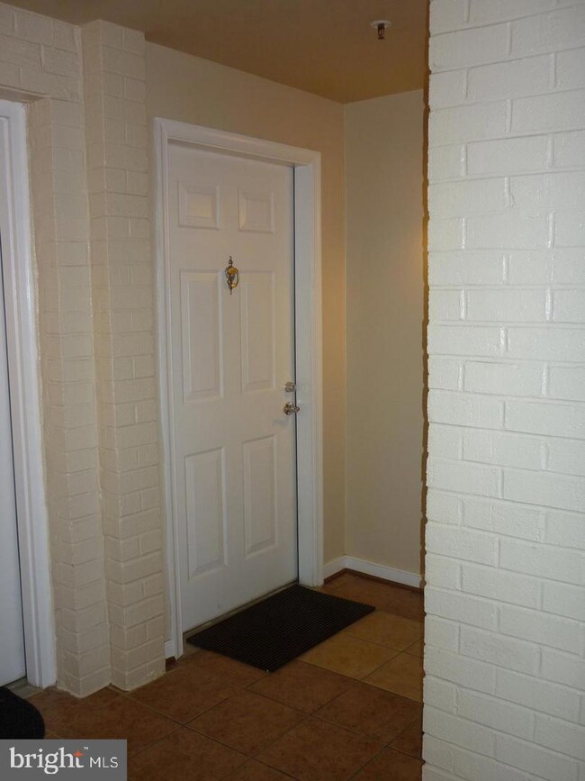 4069 S Four Mile Run Dr unit 302, Arlington, VA 22204 - photo 2