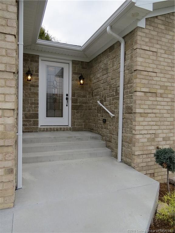 VIEW OF SPACIOUS FRONT ENTRY W/DECORATIVE LEADED G