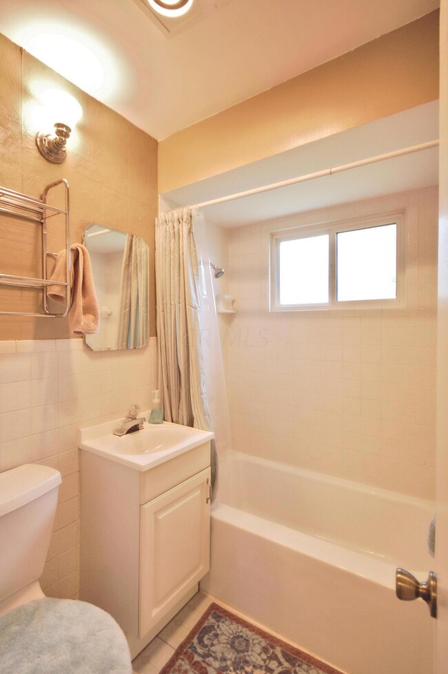 714-Overbrook-Dr-Bathroom4