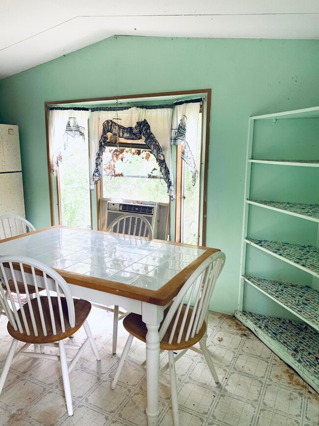 kitchen eat-in area