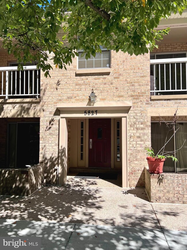 5827 Cove Landing Rd unit 101, Burke, VA 22015 - photo 3