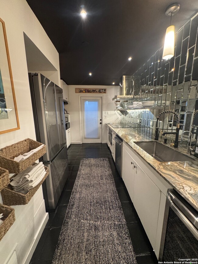 166 N New Braunfels Ave unit D, San Antonio, TX 78202 - photo 3