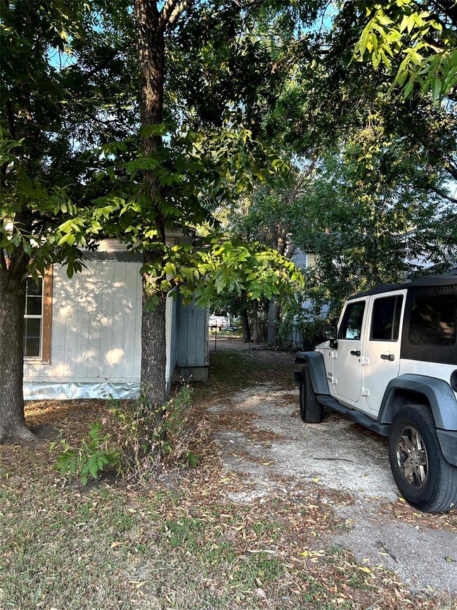 1114 N Brazos Ave, Cleburne, TX 76031 - photo 2