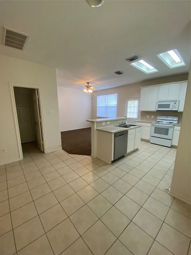 KITCHEN/LIVING ROOM