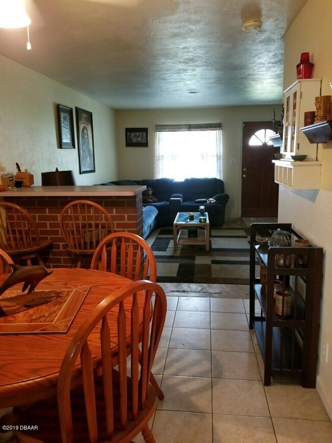 DINING RM/LIVING RM