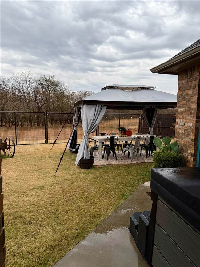 703 Meadow Ln, Cache, OK 73527 - photo 2