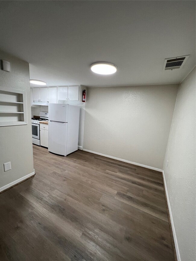2400 5th St unit 24, Bay City, TX 77414 - photo 5