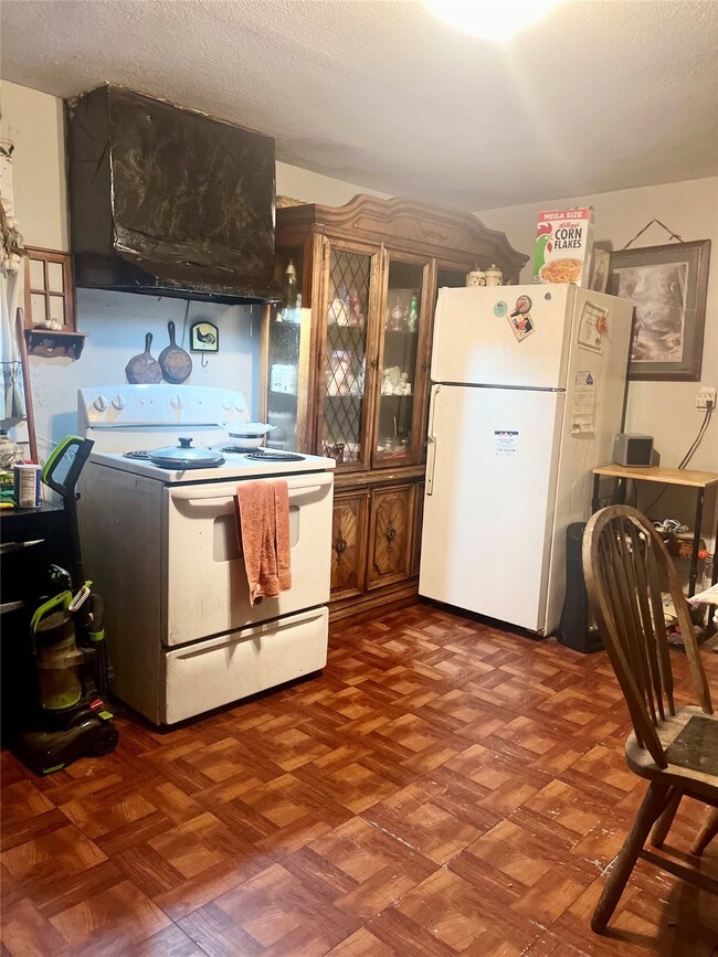 206 Garrotsville St, Houston, TX 77022 - photo 3