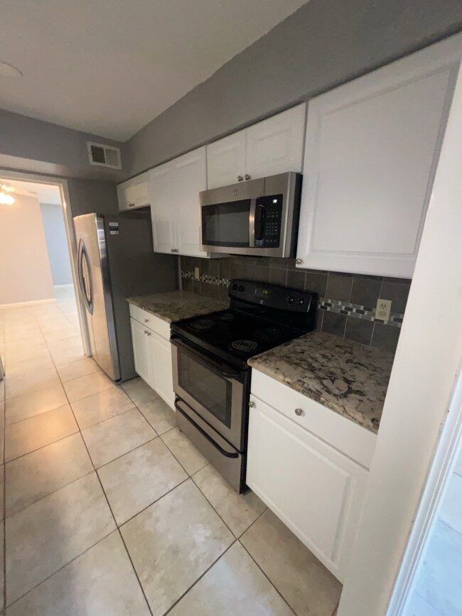 10379 Briar Forest Dr unit 43, Houston, TX 77042 - photo 5