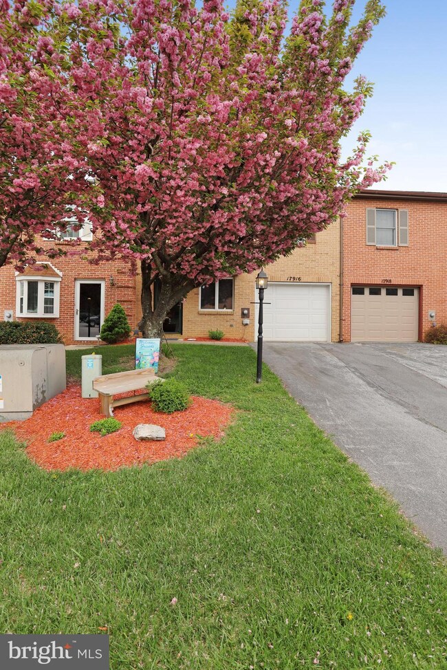 17916 Clubhouse Dr, Hagerstown, MD 21740 - photo 2