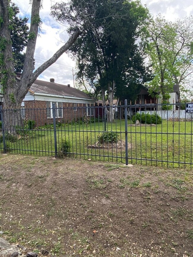 1208 Caplin St, Houston, TX 77022 - photo 3