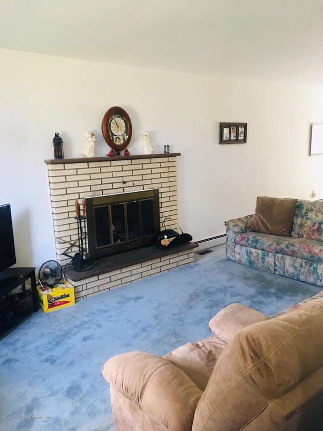 Living room w fireplace
