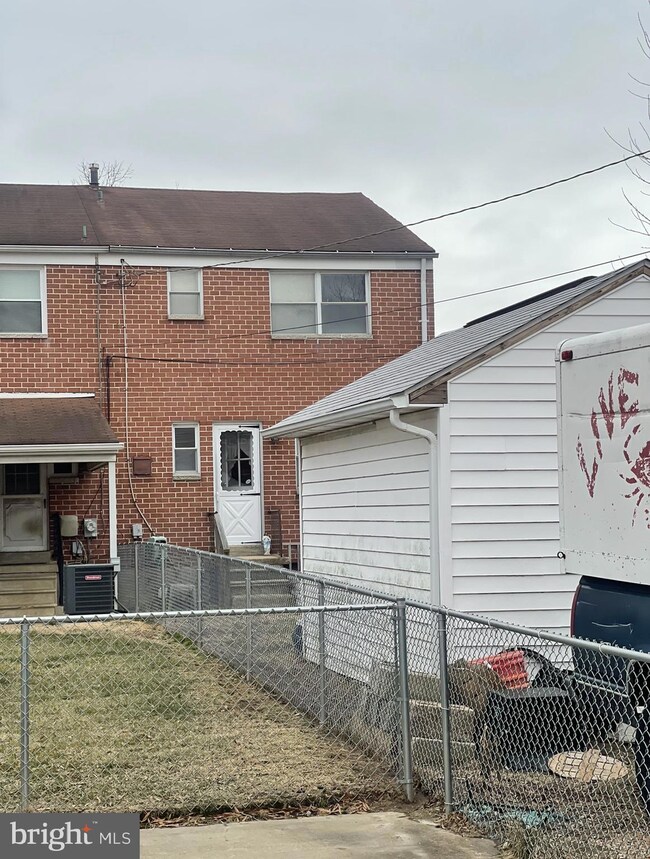 1036 Foxcroft Ln, Essex, MD 21221 - photo 5