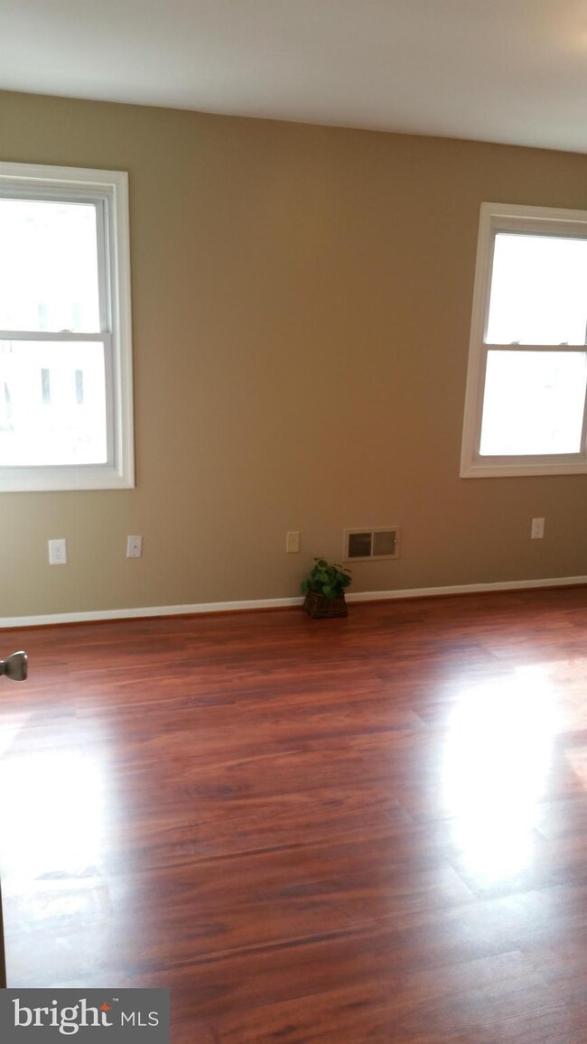 2947 Wetherburn Ct, Woodbridge, VA 22191 - photo 3