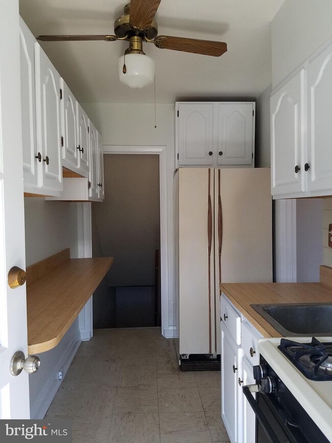 3907 Colchester Rd, Baltimore, MD 21229 - photo 7