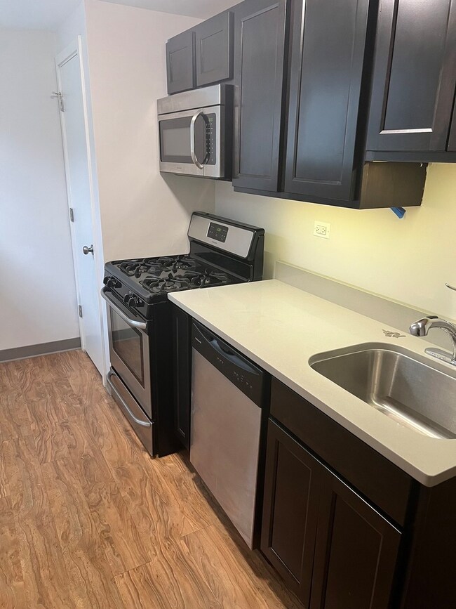 720 Crescent St unit B3, Wheaton, IL 60187 - photo 2