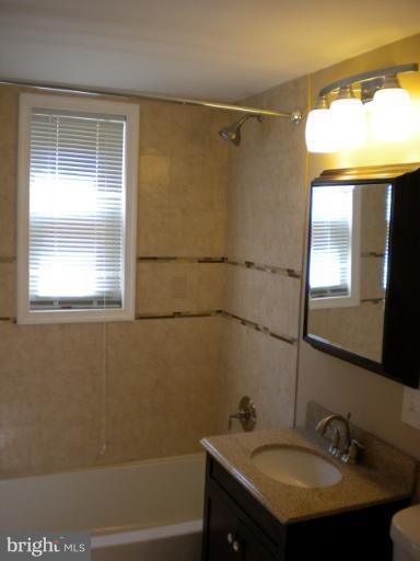 3811 Stokes Dr, Baltimore, MD 21229 - photo 4