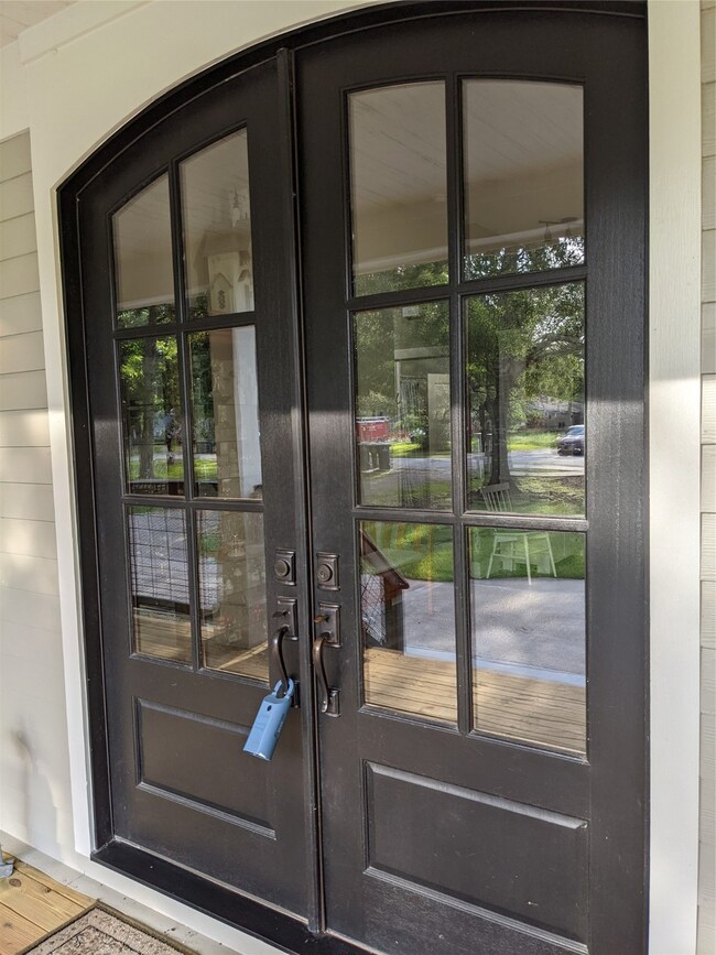 208 N Shirley St, Alvin, TX 77511 - photo 6