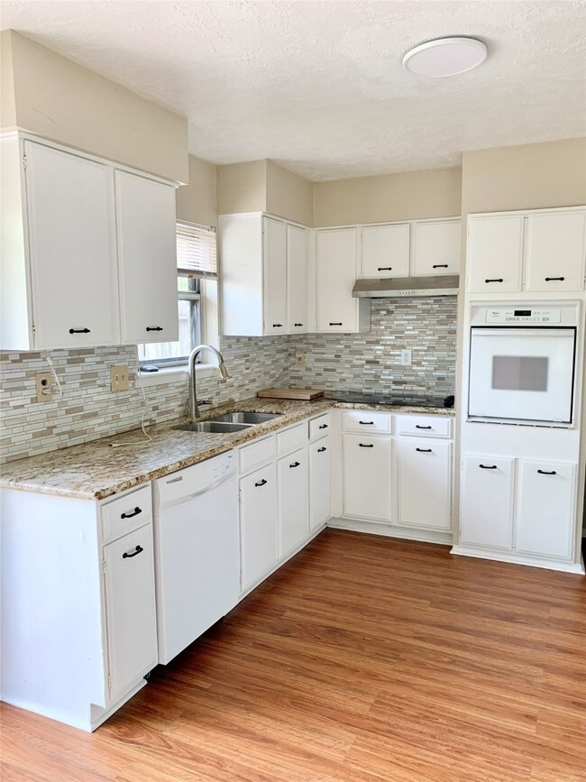 Super cute kitchen with adjacent breakfast area with sliding doors giving you access to a beautiful backyard!