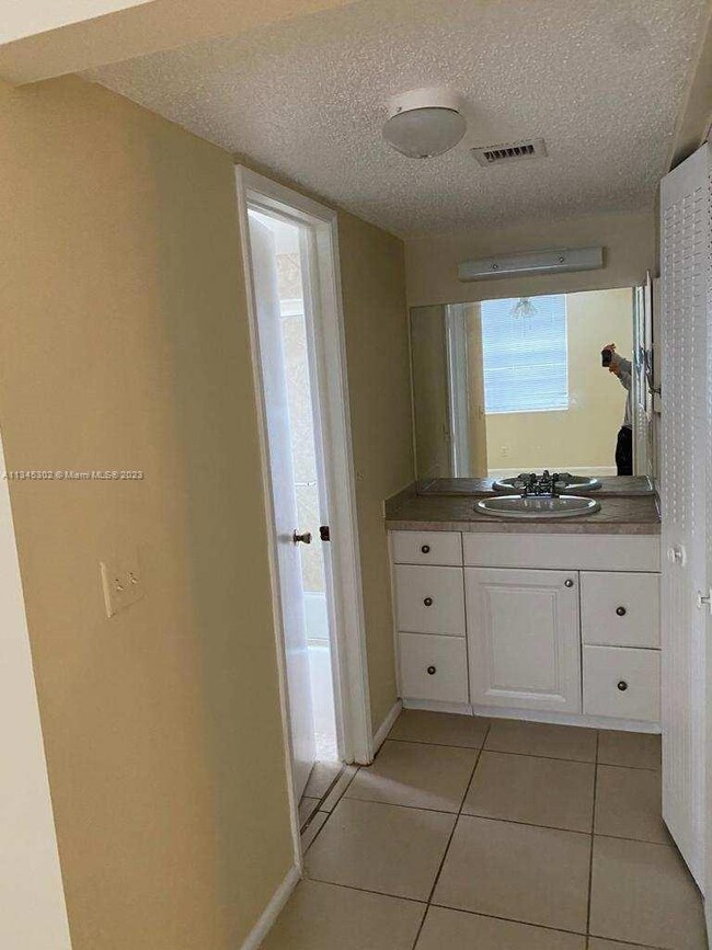 unlisted-address, Davie, FL 33324 - photo 6