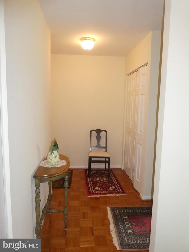 9802 Kingsbridge Dr unit 202, Fairfax, VA 22031 - photo 4